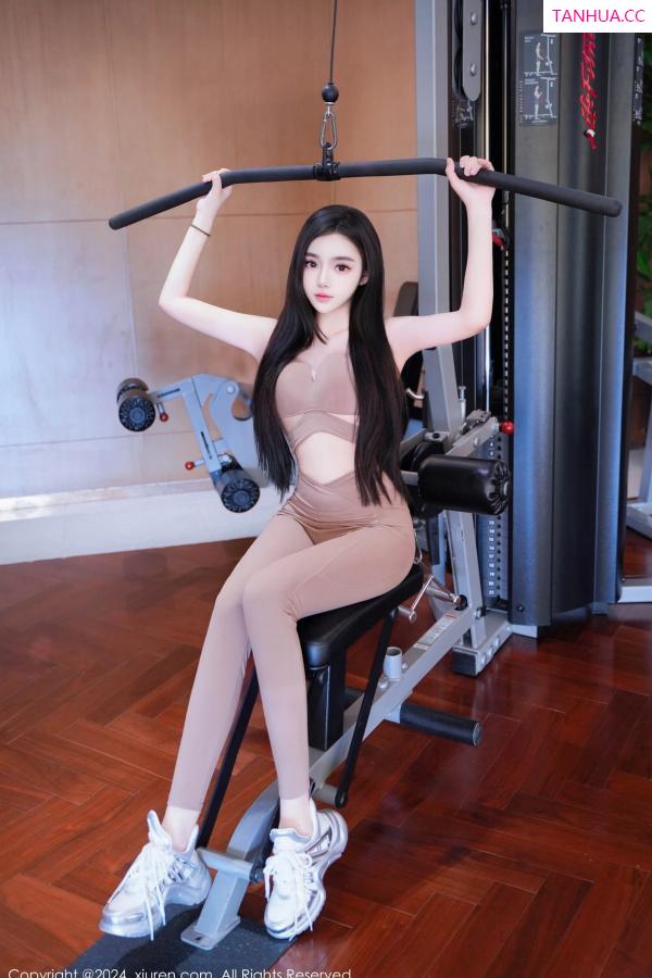   [XiuRen]高清写真图 2024.04.12 No.8382 龙雪儿 运动美腿第7张图片